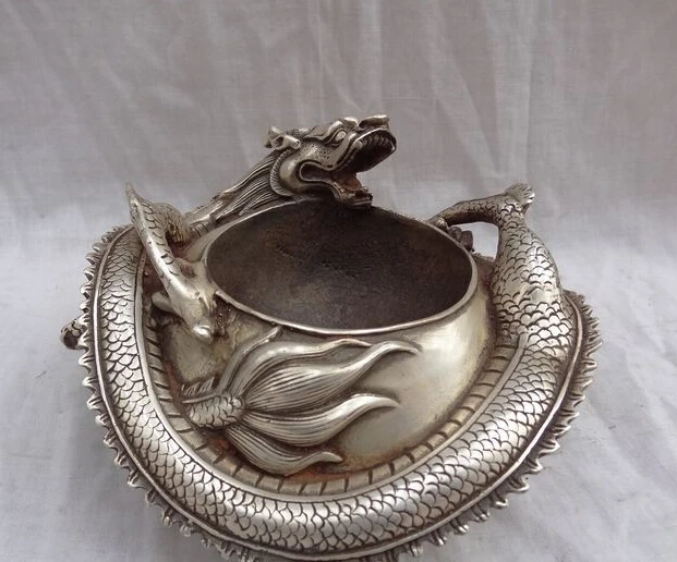 JP S0606 Chinese Silver Carved Myth Fly Dragon Head Statue China Bronze Bowl Ashtray
JP S0606 Chinese Silver Carved Myth Fly Dragon Head Statue China Bronze Bowl Ashtray