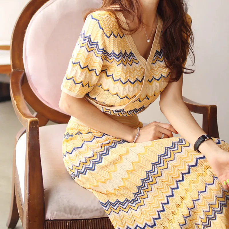 2019 Autumn New Women Knitted Dress V-neck Short Sleeve 2 Pieces Set Dress Wave Striped Midi Long Elegant Dress Vestidos
2019 Autumn New Women Knitted Dress V-neck Short Sleeve 2 Pieces Set Dress Wave Striped Midi Long Elegant Dress Vestidos