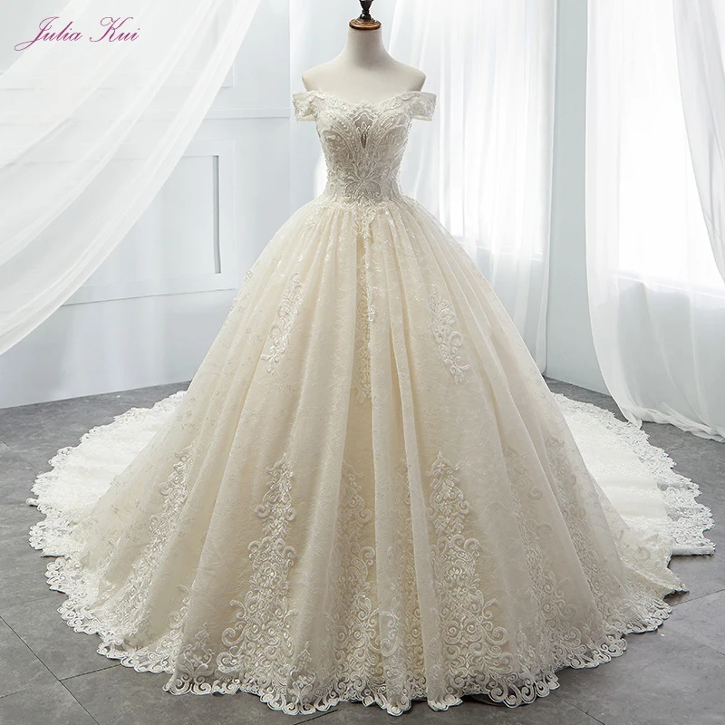 Julia Kui Elegant Lace Strapless Champagne/Ivory Ball-Gown Wedding Dress Off The Shoulder Lace Up Cloture Wedding Gown
Julia Kui Elegant Lace Strapless Champagne/Ivory Ball-Gown Wedding Dress Off The Shoulder Lace Up Cloture Wedding Gown