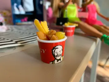 2pcs 1:6 1:12 Miniature Dollhouse Pretend food bucket Fast Food for Dollhouse Decor Chips for blyth Doll Accessories for barbie
2pcs 1:6 1:12 Miniature Dollhouse Pretend food bucket Fast Food for Dollhouse Decor Chips for blyth Doll Accessories for barbie