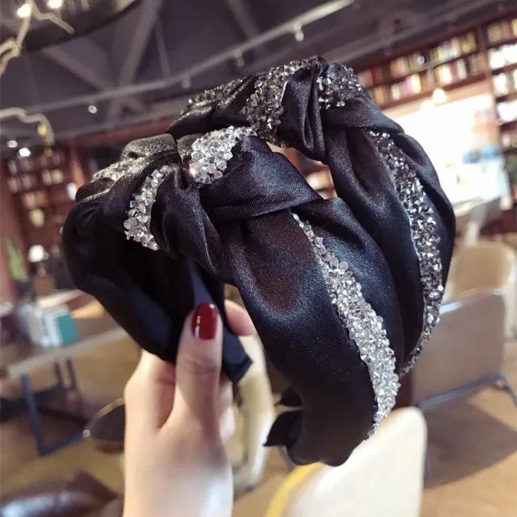 2019 New Korea Fashion High Quality PU Head bands Women Retro Hair Accessories Girl Hair Band Crystal Crown Headbands Headwear
2019 New Korea Fashion High Quality PU Head bands Women Retro Hair Accessories Girl Hair Band Crystal Crown Headbands Headwear