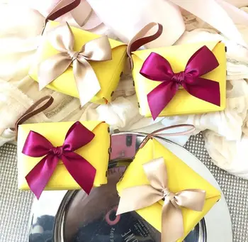 10Pcs Creative Mini PU Yellow Pink Wedding Favors Candy Box Packing Bag Party Supplies Bomboniera Gift Chocolate Box 8X4X6.5CM
10Pcs Creative Mini PU Yellow Pink Wedding Favors Candy Box Packing Bag Party Supplies Bomboniera Gift Chocolate Box 8X4X6.5CM