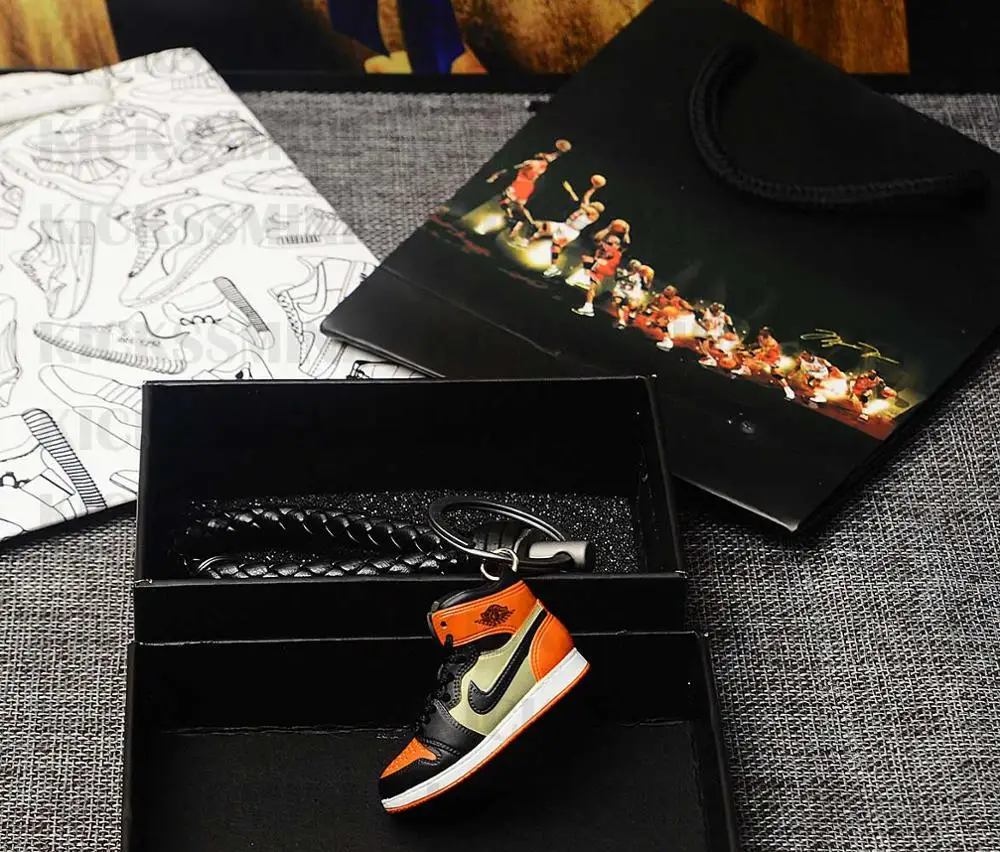 Personality DIY Jordan Air Jordan 1 “Shattered Backboard away" 3D Sneaker Model Keychain Bag Box Pendant Couple doll accessory
Personality DIY Jordan Air Jordan 1 “Shattered Backboard away" 3D Sneaker Model Keychain Bag Box Pendant Couple doll accessory