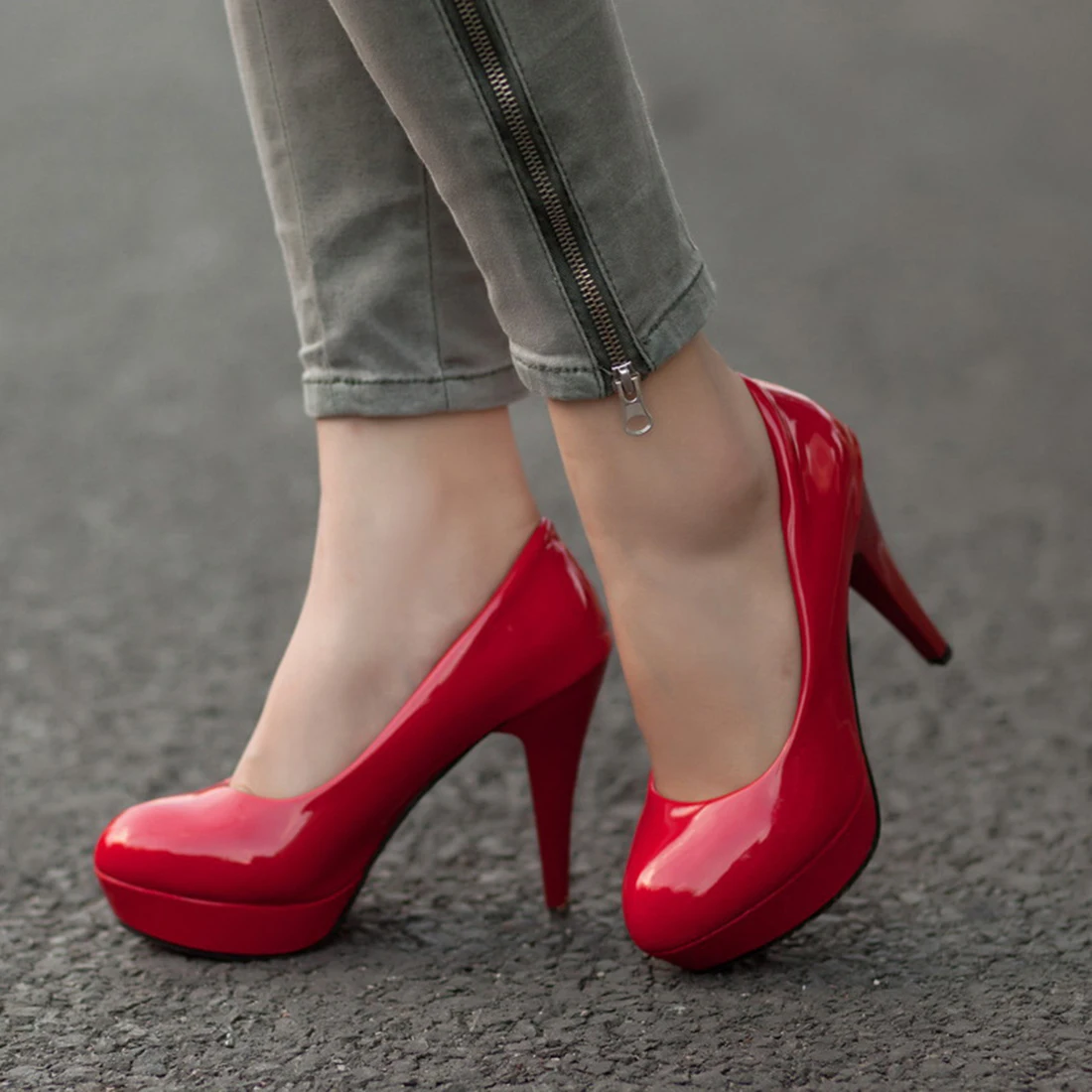 Women's Fashion Classic Patent Leather Pumps Wedding Party OL High Heels Shoes Solid Round Toe Slip-on Thin Heels Platform Shoes
Women's Fashion Classic Patent Leather Pumps Wedding Party OL High Heels Shoes Solid Round Toe Slip-on Thin Heels Platform Shoes