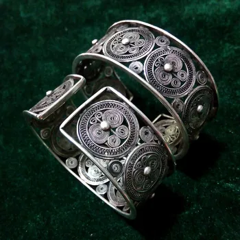 Handmade Miao Silver Bangle Bracelet Traditional Dian Huasi Butterfly Copper Drum Bracelet
Handmade Miao Silver Bangle Bracelet Traditional Dian Huasi Butterfly Copper Drum Bracelet