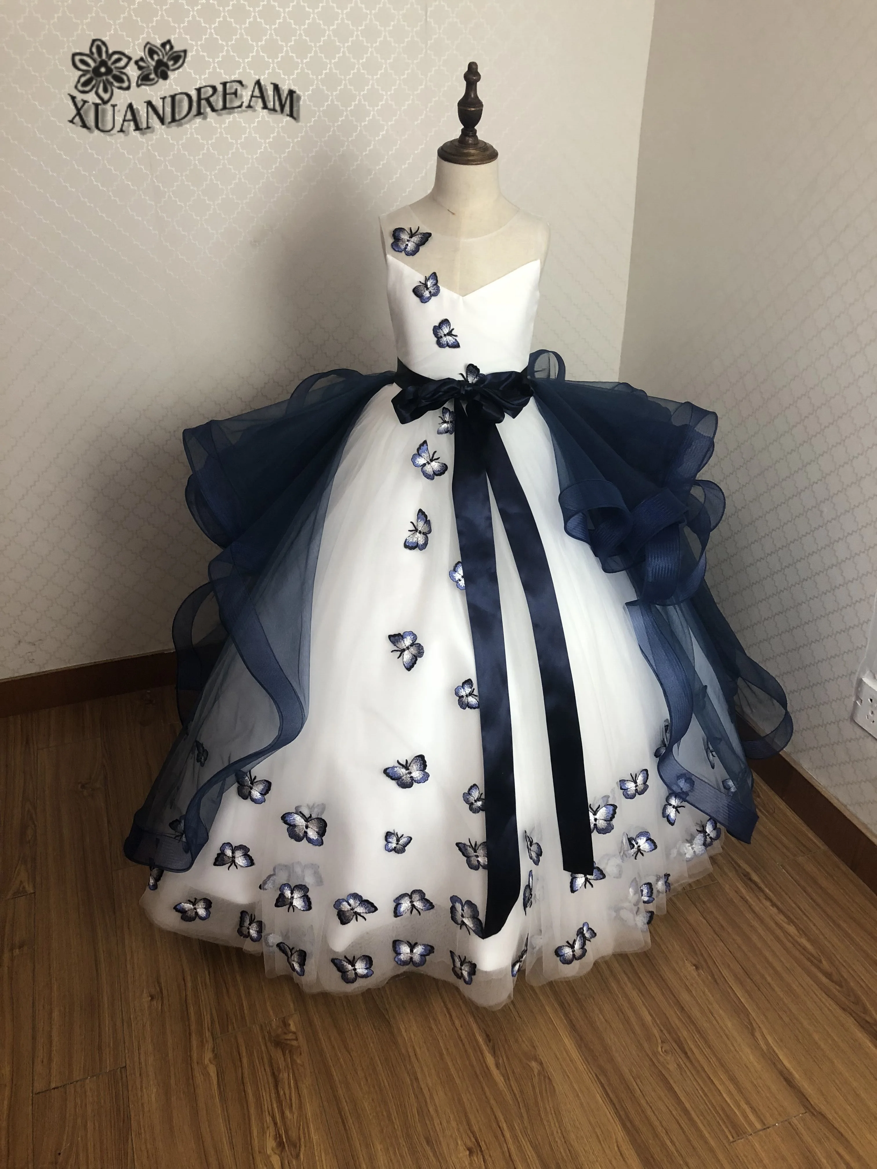 Real made photo first communion dresses for girls little tutu gown for birthday party high quality cheap flower girl dresses
Real made photo first communion dresses for girls little tutu gown for birthday party high quality cheap flower girl dresses