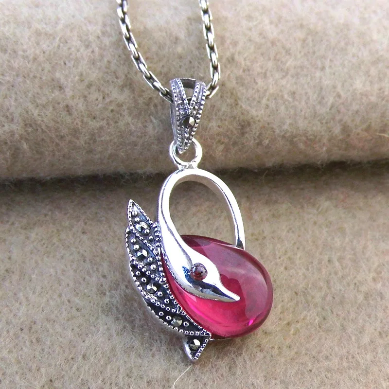 Long Baolong jewelry 925 pure white corundum garnet intime Swan Pendant Pendant New Retro cute
Long Baolong jewelry 925 pure white corundum garnet intime Swan Pendant Pendant New Retro cute