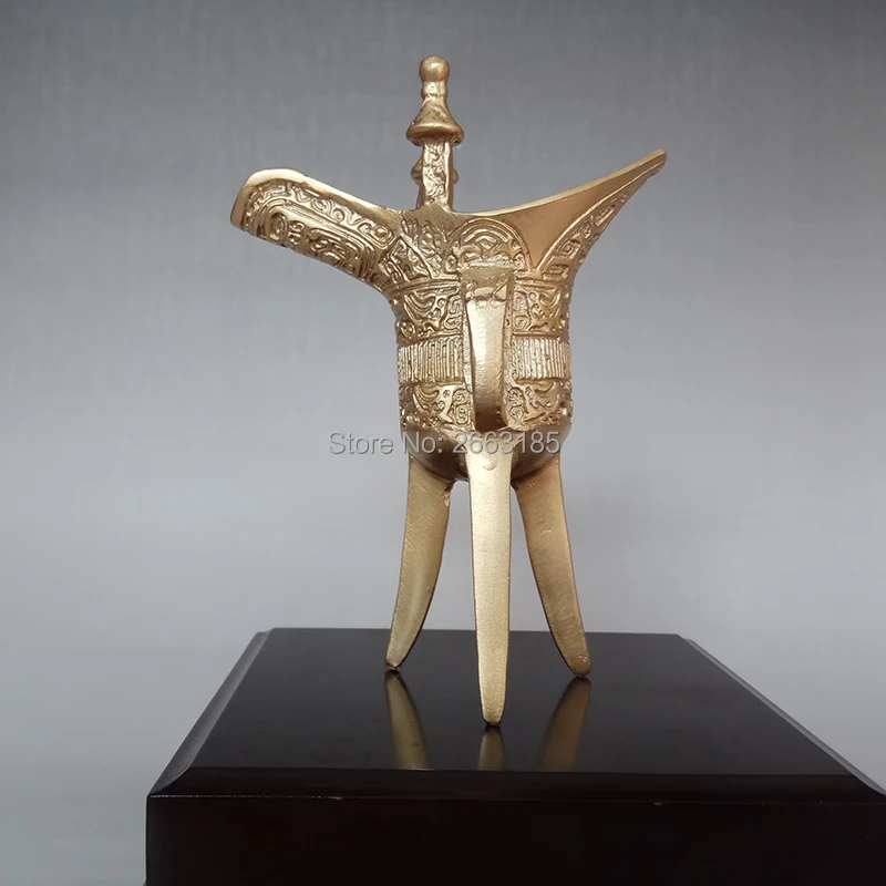 Hot Sales Chinese Antique Bronze Imination Golden Yellow Jue Wine Cup Three Legs mug Sculpture Home Decoration Art Crafts
Hot Sales Chinese Antique Bronze Imination Golden Yellow Jue Wine Cup Three Legs mug Sculpture Home Decoration Art Crafts