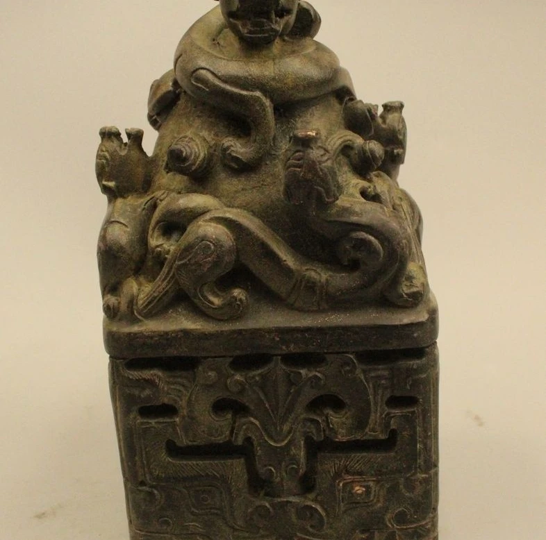 7"Marked Chinese Folk Old Bronze Emperor General Money Animal Dragon Seal Statue
7"Marked Chinese Folk Old Bronze Emperor General Money Animal Dragon Seal Statue