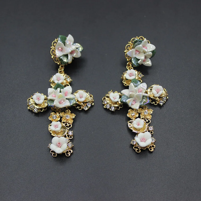 2017 European and American catwalk earrings Baroque retro palace porcelain flower cross earrings 303
2017 European and American catwalk earrings Baroque retro palace porcelain flower cross earrings 303
