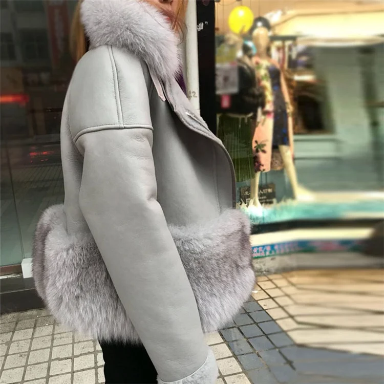 Fashion genuine leather fur coat fur trimming overcoat short real shearling sheepskin fur jacket with fox fur collar
Fashion genuine leather fur coat fur trimming overcoat short real shearling sheepskin fur jacket with fox fur collar