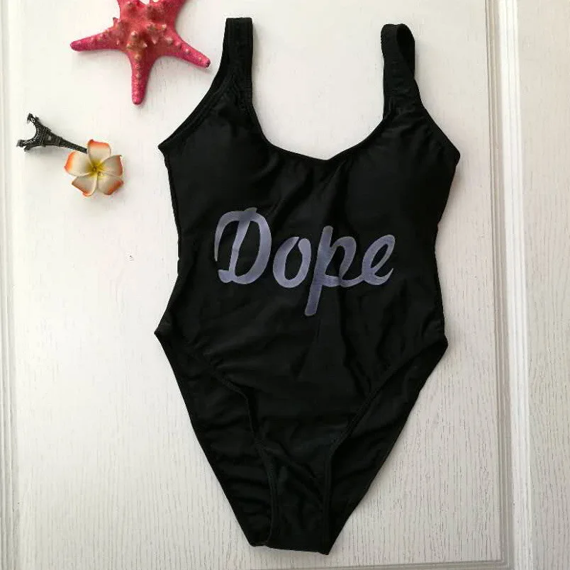 Behavior One-Piece Swimsuit Letter Print Swimwear Women Red Black Bodysuit Backless Monokini Tankini Women einteiliger Badeanzug
Behavior One-Piece Swimsuit Letter Print Swimwear Women Red Black Bodysuit Backless Monokini Tankini Women einteiliger Badeanzug