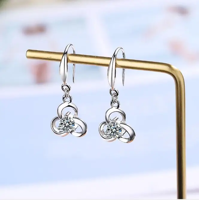 New Sweet Simple Clover Ear Hook 925 Sterling Silver Fashion Jewelry Flash Crystal Flower Women Dangle Earrings DE458
New Sweet Simple Clover Ear Hook 925 Sterling Silver Fashion Jewelry Flash Crystal Flower Women Dangle Earrings DE458