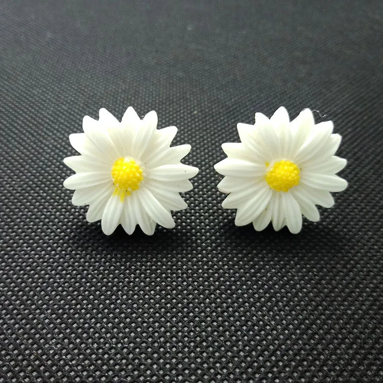 Women Lady Lovely Daisy Flower Stud Earrings Lovely Gift Fashion Small Stud Earring Stud Earrings for Holiday Office Party
Women Lady Lovely Daisy Flower Stud Earrings Lovely Gift Fashion Small Stud Earring Stud Earrings for Holiday Office Party
