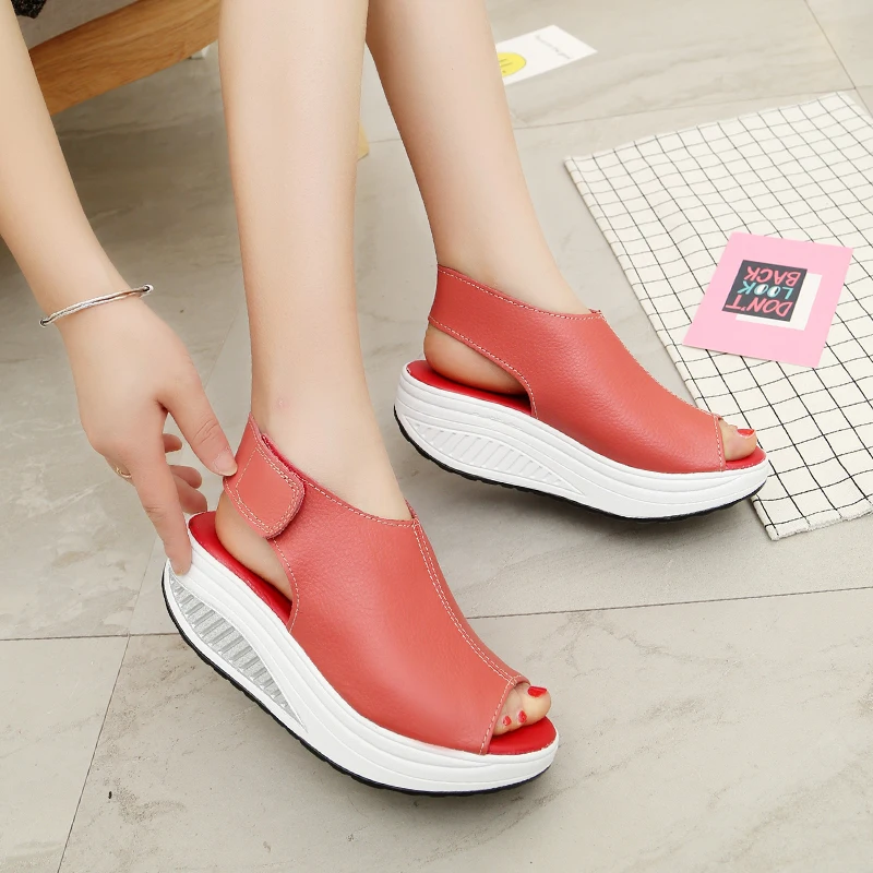 1pair Summer Women Sandals Platform Wedges Sandals Leather Swing Peep Toe Casual Shoes Women Walk Shoes Flats Size 35-43
1pair Summer Women Sandals Platform Wedges Sandals Leather Swing Peep Toe Casual Shoes Women Walk Shoes Flats Size 35-43