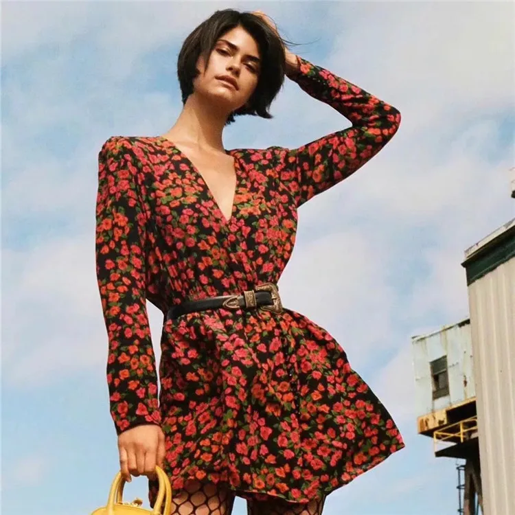 Fashion long-sleeved V-neck black-bottomed floral elastic waist party women dress Beach holiday Flower vestidos robe gothic
Fashion long-sleeved V-neck black-bottomed floral elastic waist party women dress Beach holiday Flower vestidos robe gothic