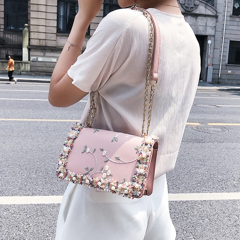 Lace Flowers girls 2019 New handbag High quality PU Leather Sweet Girl Square Flower Pearl Chain Shoulder Messenger bag
Lace Flowers girls 2019 New handbag High quality PU Leather Sweet Girl Square Flower Pearl Chain Shoulder Messenger bag