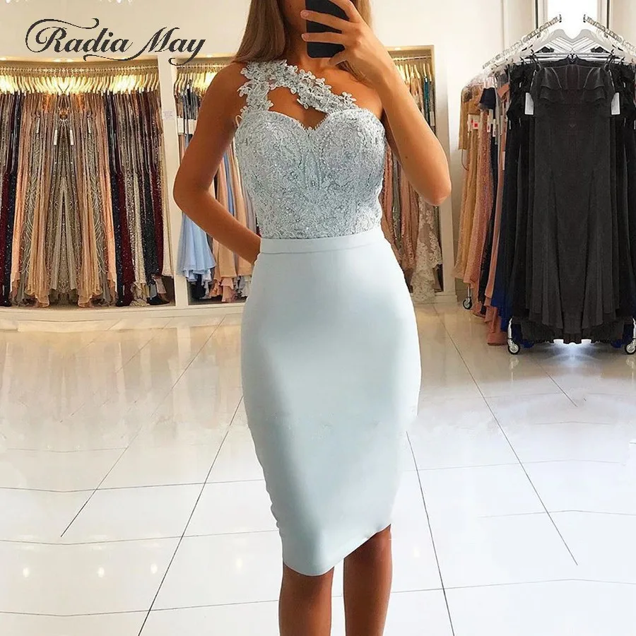 Light Sky Blue Sheath One Shoulder Cocktail Dresses Knee Length Short Formal Party Dress Lace Appliques Beaded Graduation Gowns
Light Sky Blue Sheath One Shoulder Cocktail Dresses Knee Length Short Formal Party Dress Lace Appliques Beaded Graduation Gowns