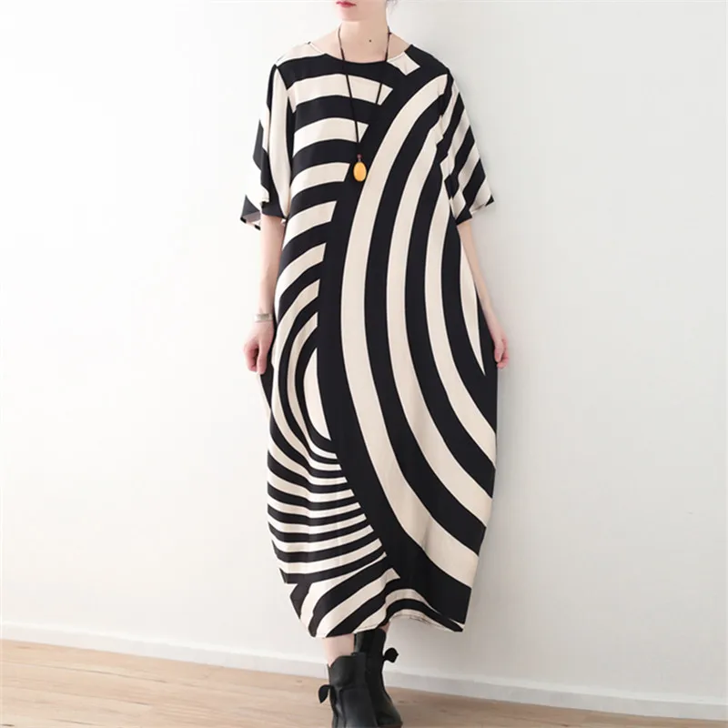 2018 New Summer Vintage Dress Plus Size Black And White Strip Short Sleeves Loose Causal Maxi Dress New Boho Elbise Robe Femme
2018 New Summer Vintage Dress Plus Size Black And White Strip Short Sleeves Loose Causal Maxi Dress New Boho Elbise Robe Femme