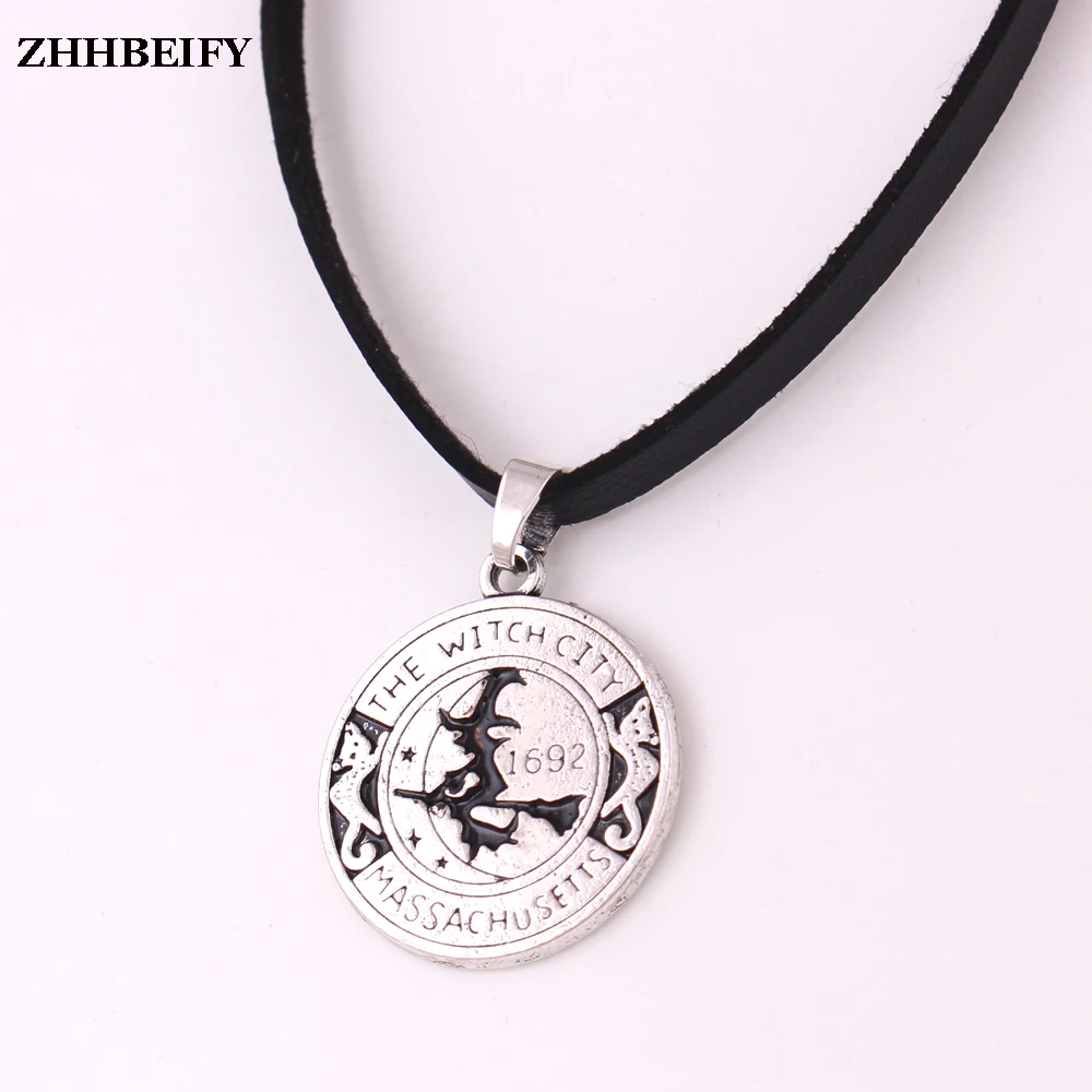 Drop shipping Fashion WITCH Pendant Magick amulet Salem Witch 1692 Moon Cat Broom with Leather chain Pendant Necklace
Drop shipping Fashion WITCH Pendant Magick amulet Salem Witch 1692 Moon Cat Broom with Leather chain Pendant Necklace