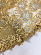Tela de encaje Africana bordada de 2018 diamantes de imitación con tela de flores 3D para vestidos de noche tela de encaje de tul amarillo dorado(China)