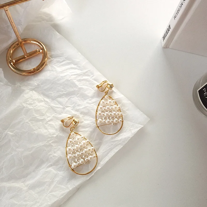 Korean France Elgant Imitation Pearls Hollow Water Drop Clip On Earrings Without Piercing for Women Lady Non Pierced Brincos
Korean France Elgant Imitation Pearls Hollow Water Drop Clip On Earrings Without Piercing for Women Lady Non Pierced Brincos
