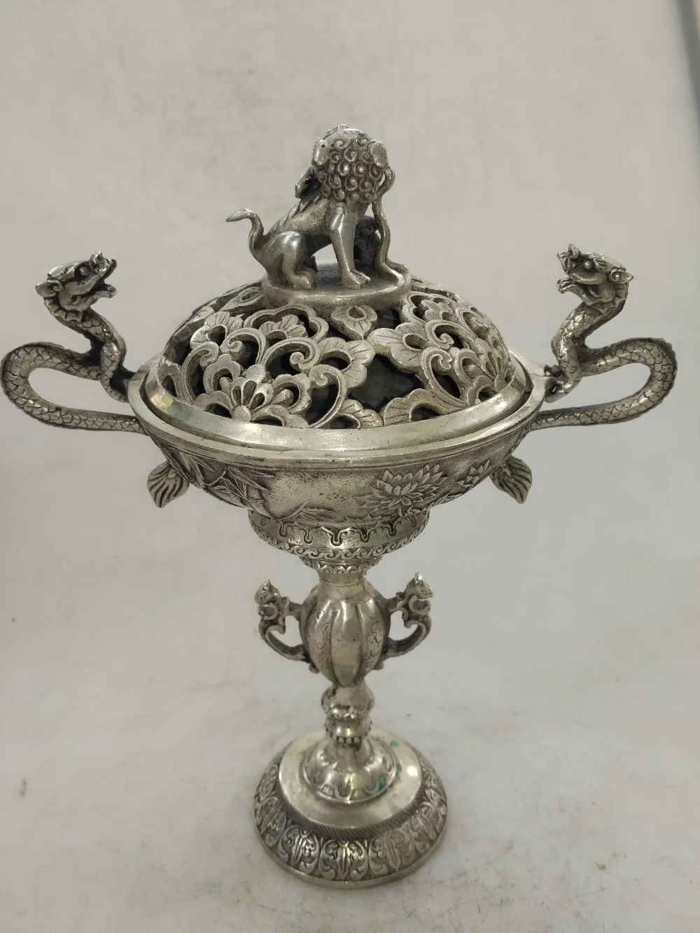 SNS Oriental Asia Antique Hand Carved home decoration collection desktop white copper dragon ear printing candlestick
SNS Oriental Asia Antique Hand Carved home decoration collection desktop white copper dragon ear printing candlestick