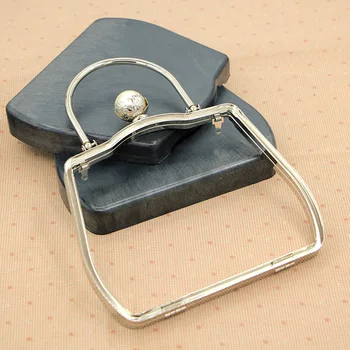 18cm Silver Metal Purse Frame With Handle Pearl Big Ball Clasp With Plastic Box Metal Clutch Box Purse Frame DIY Accessories
18cm Silver Metal Purse Frame With Handle Pearl Big Ball Clasp With Plastic Box Metal Clutch Box Purse Frame DIY Accessories