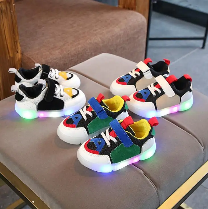 Children Glowing Sneakers With light LED Luminous Casual Shoes Boys Girls Toddler Flashing Breathable Mesh kids Sports shoes 
Children Glowing Sneakers With light LED Luminous Casual Shoes Boys Girls Toddler Flashing Breathable Mesh kids Sports shoes