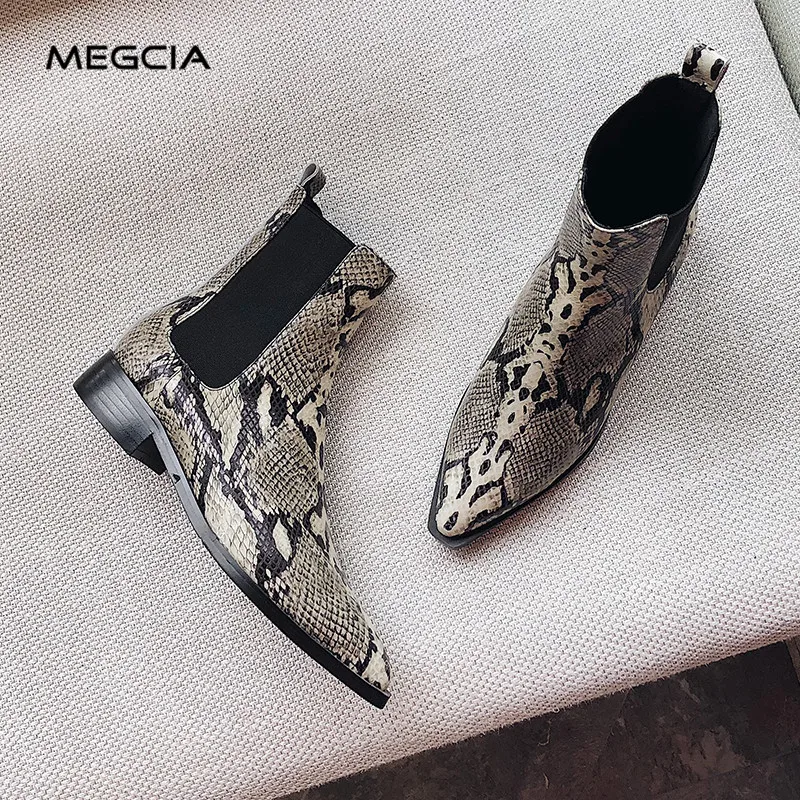 MEGCIA 2019 Autumn Snake Boots Women Gladiator Boots Round Toe Ladies Flat Boots Leather Ankle Shoes Rome Designer Fashion MA904
MEGCIA 2019 Autumn Snake Boots Women Gladiator Boots Round Toe Ladies Flat Boots Leather Ankle Shoes Rome Designer Fashion MA904