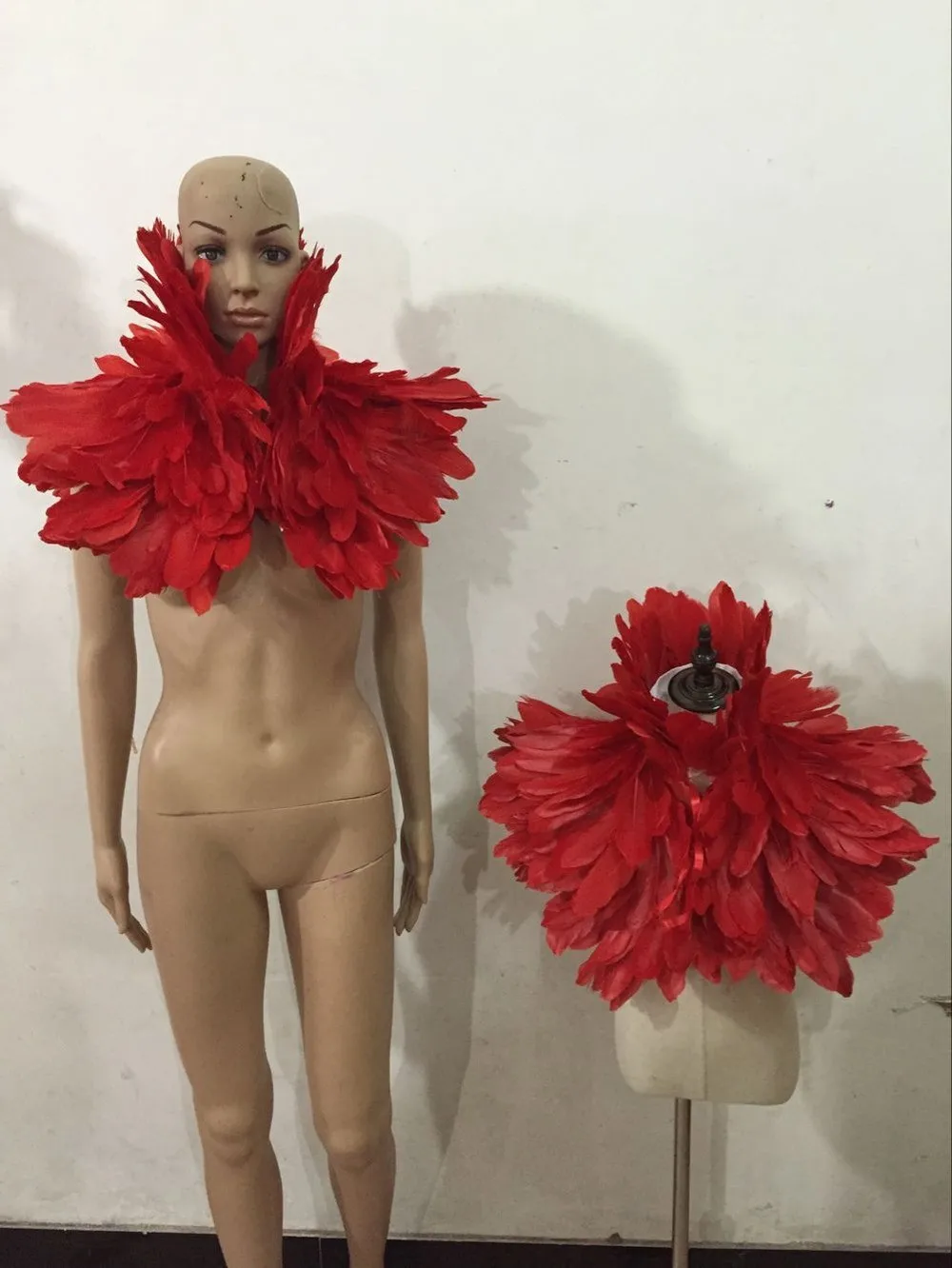 Feather clothing Stage performance catwalk carnival Headdress flower pubs party Men's wear women's clothing
Feather clothing Stage performance catwalk carnival Headdress flower pubs party Men's wear women's clothing