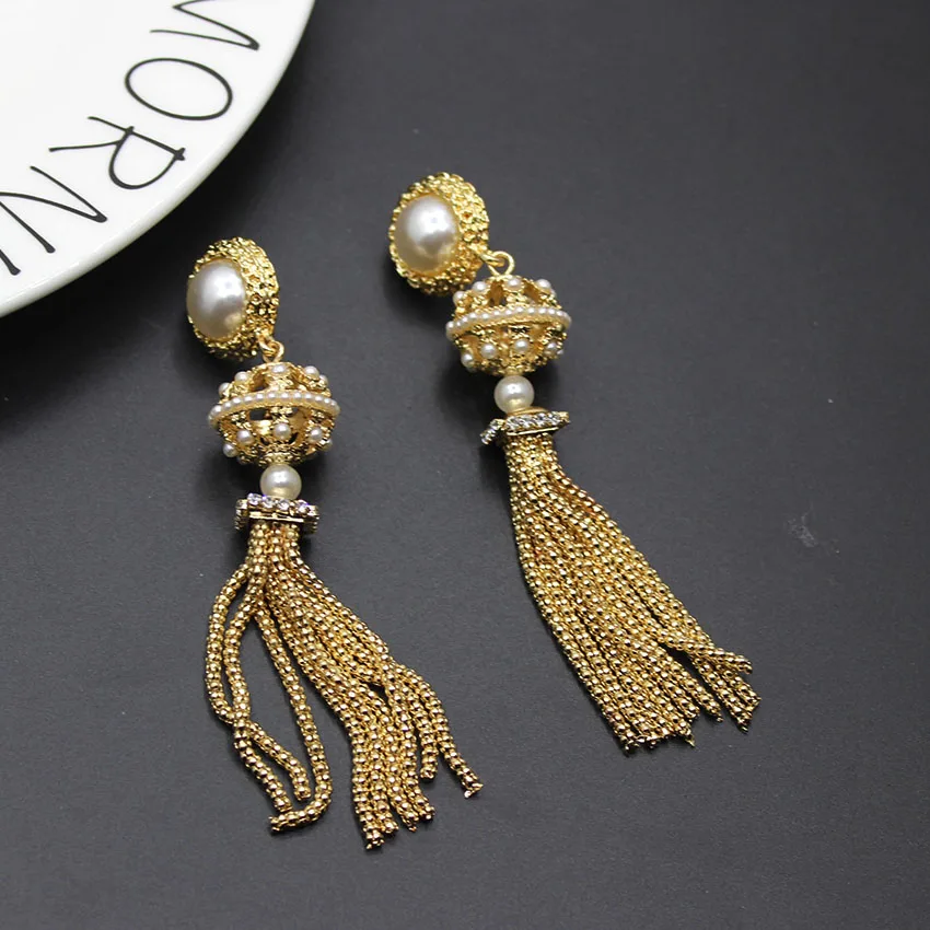 New Baroque long fringed pearl earrings metal court luxury catwalk earrings Baroque Pearl Fringe Long Ball Earrings 143
New Baroque long fringed pearl earrings metal court luxury catwalk earrings Baroque Pearl Fringe Long Ball Earrings 143