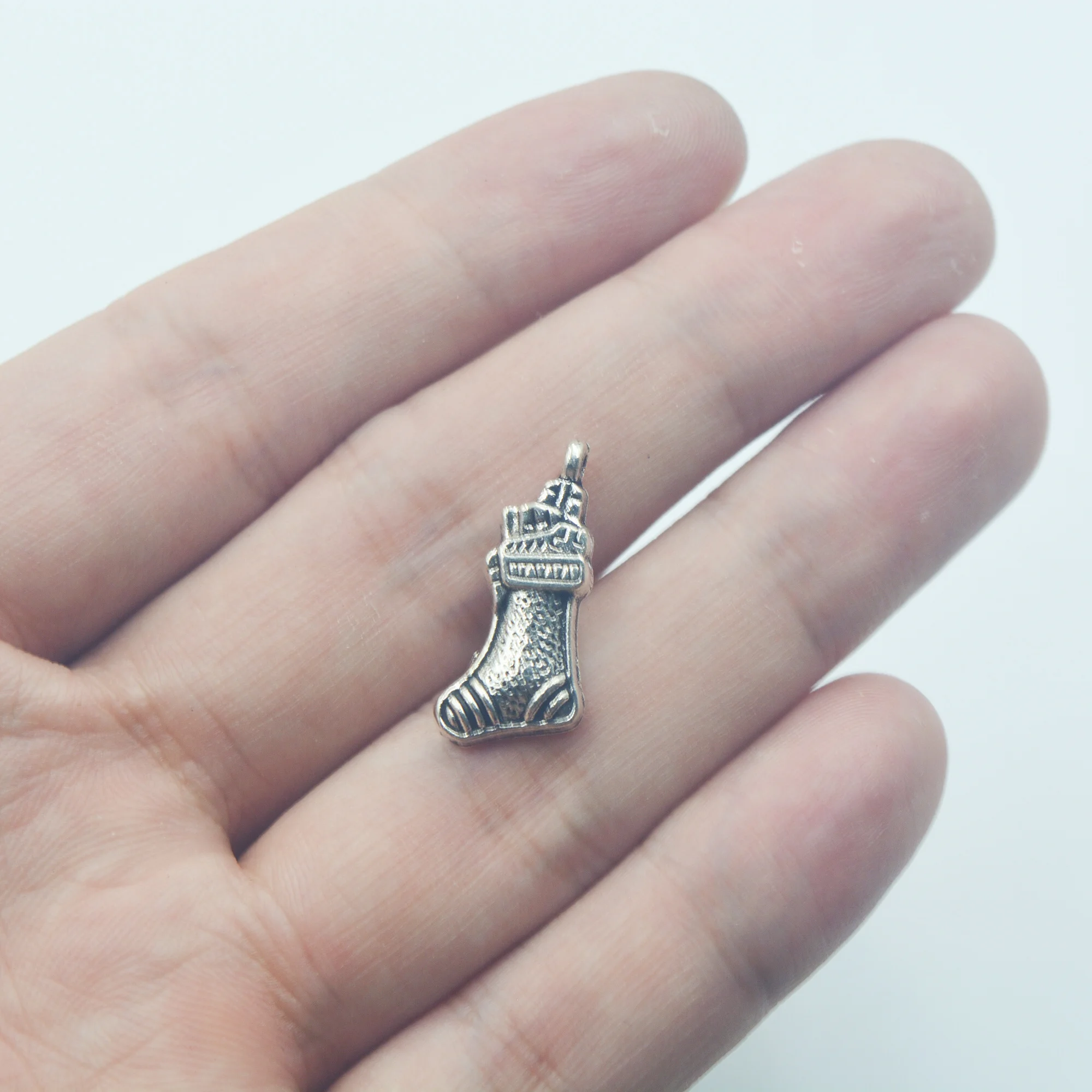 15pcs wholesale metal charms Christmas socks Pendants for Jewelry Making Accessories
15pcs wholesale metal charms Christmas socks Pendants for Jewelry Making Accessories