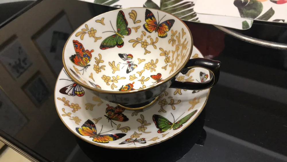 Fashion Coffee Cup Saucer Set British Royal Tea Cappuccino Ceramic Cup Butterfly Pattern Bone China Golden Edge Red Tea Cup
Fashion Coffee Cup Saucer Set British Royal Tea Cappuccino Ceramic Cup Butterfly Pattern Bone China Golden Edge Red Tea Cup