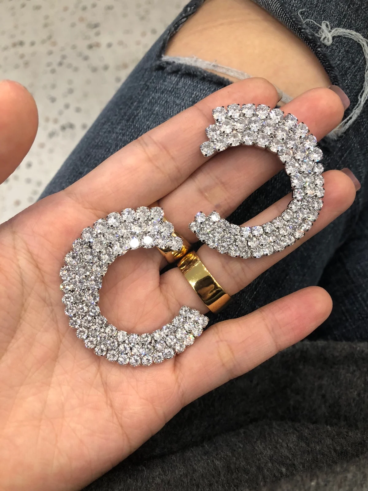 2019 New French Niche designer Type C zircon European and American hyperbole irregular full drill earrings female
2019 New French Niche designer Type C zircon European and American hyperbole irregular full drill earrings female