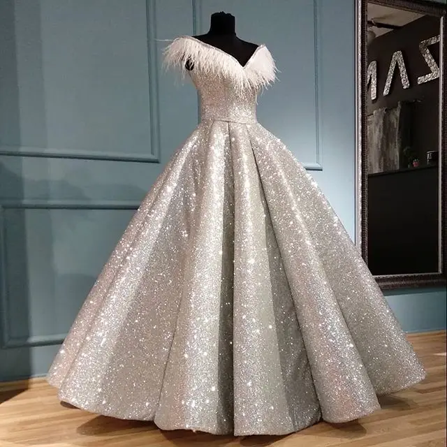 Real Sample Puffy Ball Gown Arabic Dubai Style Evening Dress V-neck Cap Sleeve Feathers Ruched Sequin Long Formal Evening Gowns
Real Sample Puffy Ball Gown Arabic Dubai Style Evening Dress V-neck Cap Sleeve Feathers Ruched Sequin Long Formal Evening Gowns