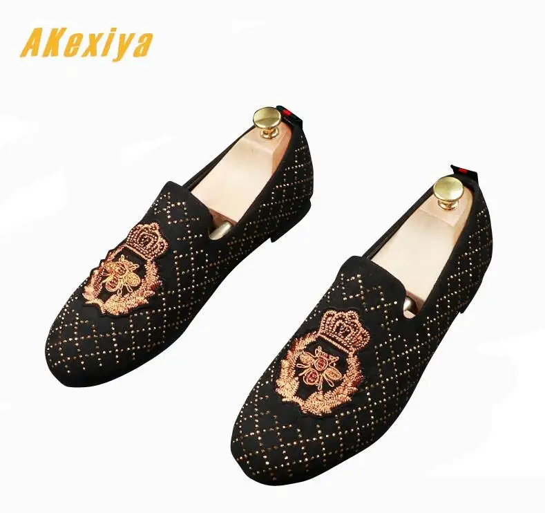2019 Men glitter rhinestone embroidery crown bees flats Dress Shoes Male Wedding Homecoming Evening Groom Prom star shoes
2019 Men glitter rhinestone embroidery crown bees flats Dress Shoes Male Wedding Homecoming Evening Groom Prom star shoes