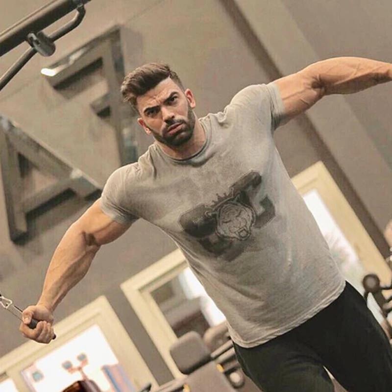 Сержи Констанс в футболке