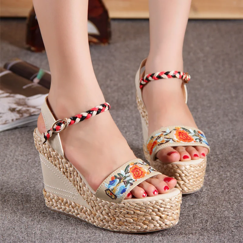 Embroidered Bottom Slope Platform Sandals Woman
Embroidered Bottom Slope Platform Sandals Woman