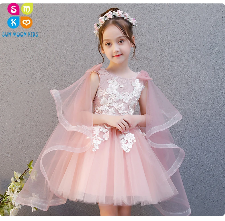 2018 Vestidos de Girl Summer Dresses Ruffles Flower Girl Dress Appliques Lace Princess First Communion Dress Wedding Party Gown 
2018 Vestidos de Girl Summer Dresses Ruffles Flower Girl Dress Appliques Lace Princess First Communion Dress Wedding Party Gown