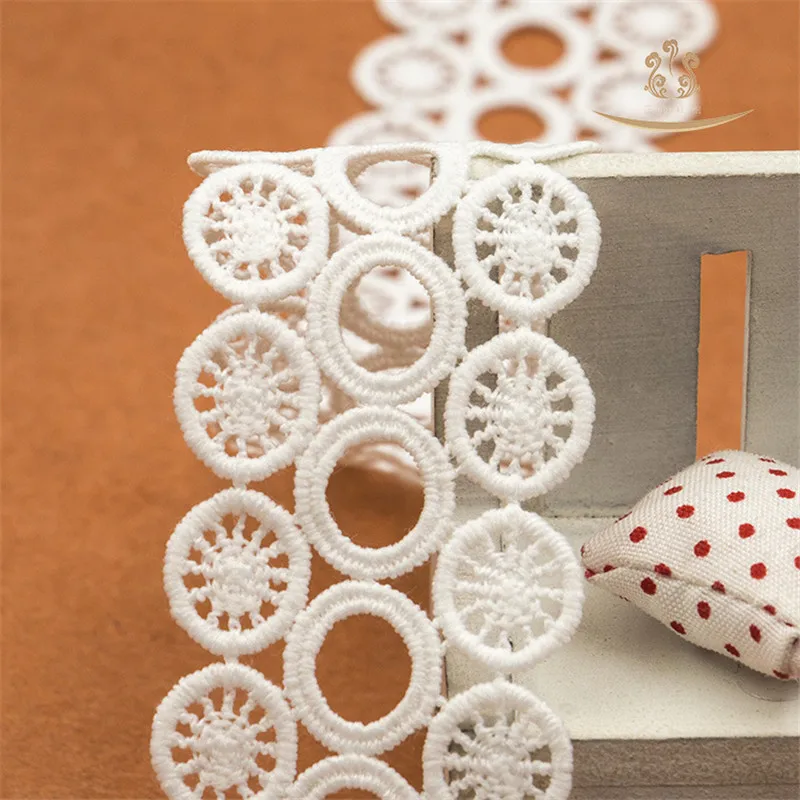Hight Quality 1Yard Circle Milk silk Soft Embroidery Lace Shoulder Tape For DIY Wedding Dress lace apparel sewing fabric 4cm
Hight Quality 1Yard Circle Milk silk Soft Embroidery Lace Shoulder Tape For DIY Wedding Dress lace apparel sewing fabric 4cm