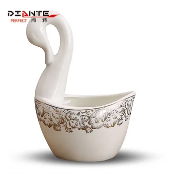 Little Swan large Eurasian style decorative spoon basket placed the big spoon rich European high-grade bone china Phnom Penh
Little Swan large Eurasian style decorative spoon basket placed the big spoon rich European high-grade bone china Phnom Penh