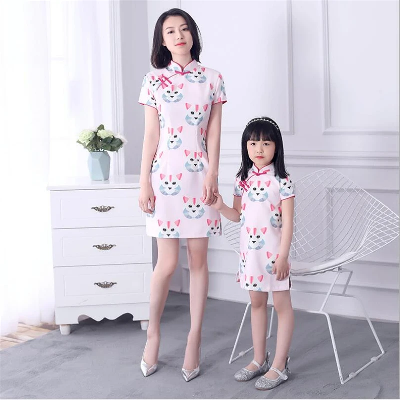 2019 Cute kids chinese clothing traditional Cheongsam dress for girls cat print mother and daughter qipao dress
2019 Cute kids chinese clothing traditional Cheongsam dress for girls cat print mother and daughter qipao dress