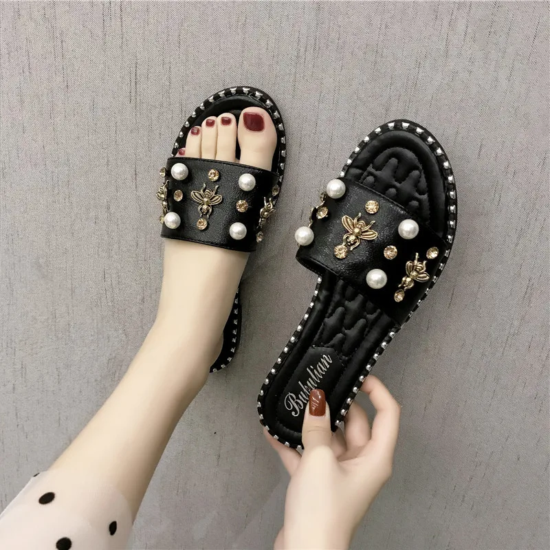 Designer Metal Little Bee Slippers Womens Flat Sliders Diamante Pearl Fashion Shoes Woman Beach Shoes
Designer Metal Little Bee Slippers Womens Flat Sliders Diamante Pearl Fashion Shoes Woman Beach Shoes
