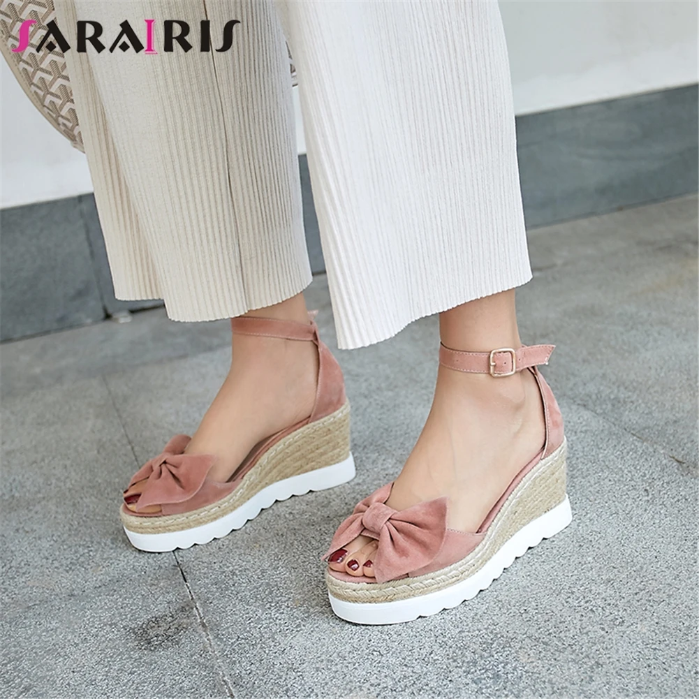 SARAIRIS Fashion 2019 Kid Suede Wedge High Heels Bowtie Summer Sandals Woman Shoes Buckle Strap Shoes Woman Sandals
SARAIRIS Fashion 2019 Kid Suede Wedge High Heels Bowtie Summer Sandals Woman Shoes Buckle Strap Shoes Woman Sandals