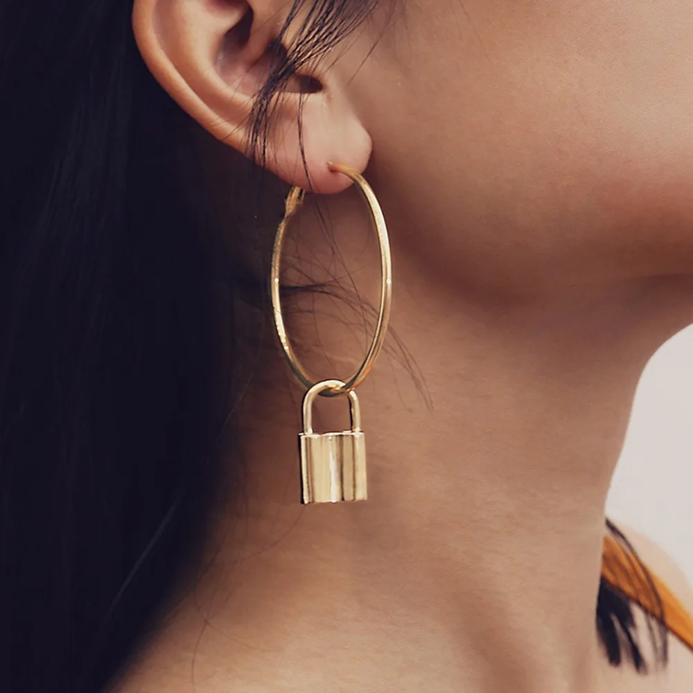 Rongho Vintage Metal Lock Drop earring pendant for women Gold circle Brincos chunky dangle earring femme Bijoux
Rongho Vintage Metal Lock Drop earring pendant for women Gold circle Brincos chunky dangle earring femme Bijoux