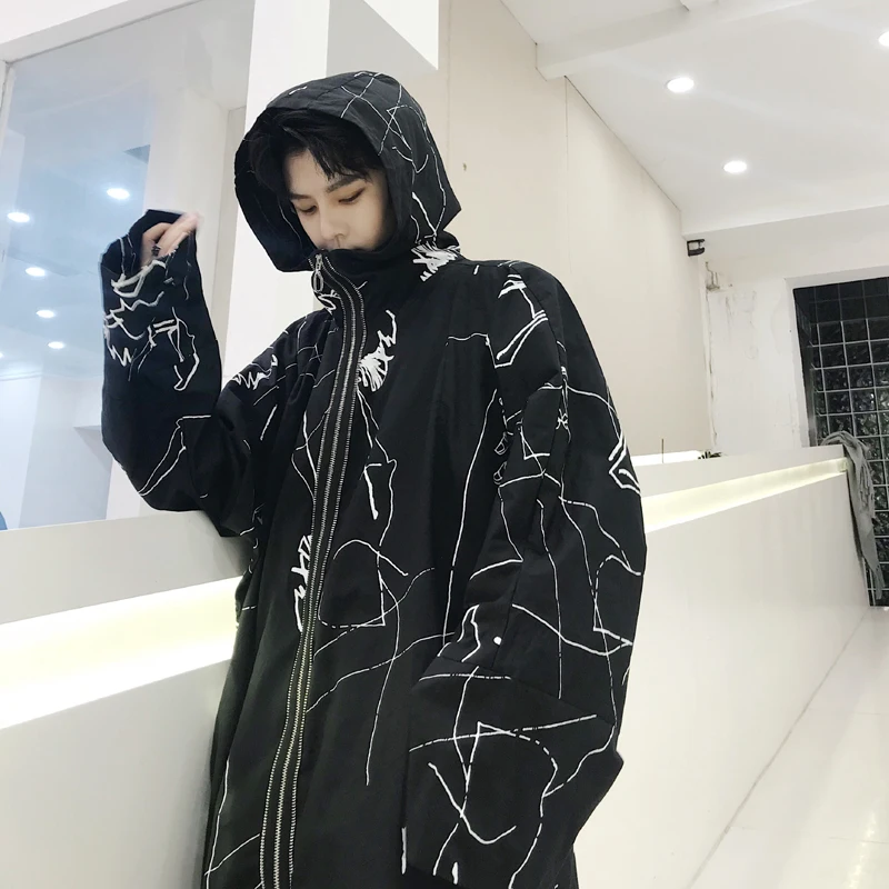 Graffiti Printed Long Trench Coats Men Black Hooded Casual Jackets Plus Size Fashion Outwear Male Spring Autumn Windbreaker
Graffiti Printed Long Trench Coats Men Black Hooded Casual Jackets Plus Size Fashion Outwear Male Spring Autumn Windbreaker