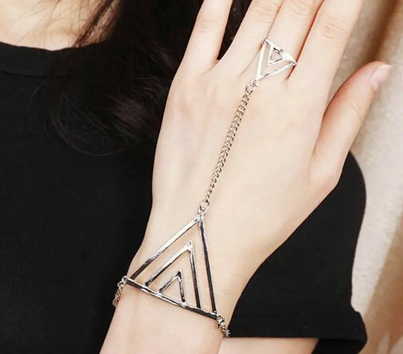 New Punk Design Slave Bracelet Back of Hand Triangular Elements with Finger Jewelry Rock Gold Triangle Alloy Women Lady Bracelet
New Punk Design Slave Bracelet Back of Hand Triangular Elements with Finger Jewelry Rock Gold Triangle Alloy Women Lady Bracelet