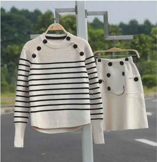 autumn and winter star with a button three-dimensional fringe sets of head sweater + skirt suit
autumn and winter star with a button three-dimensional fringe sets of head sweater + skirt suit