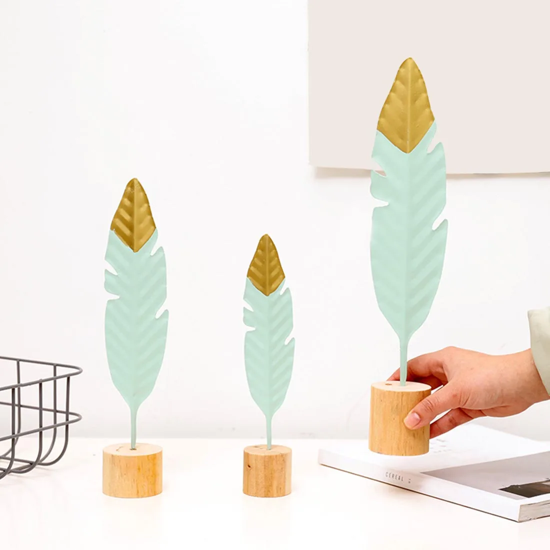 Home Decor Accessories Minimalist Craft For Desktop TV Table Nordic Style Iron Feather Ornaments With Wooden Base Living room
Home Decor Accessories Minimalist Craft For Desktop TV Table Nordic Style Iron Feather Ornaments With Wooden Base Living room